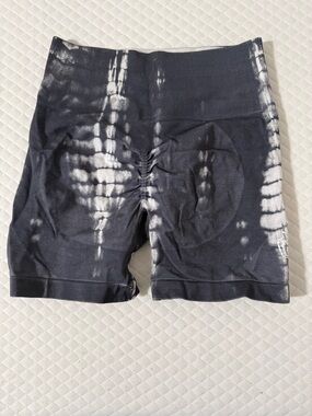 Tie-Dye High-Waist Scrunch Biker Shorts - Black & White